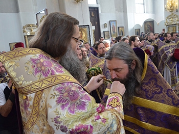 Священники Мелитопольского благочиния удостоены высоких церковных наград фото