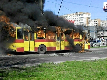 Во Львове на ходу загорелся троллейбус фото