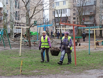 В Мелитополе жилищники активно пилят деревья фото