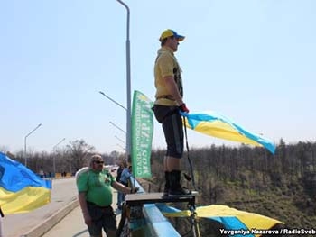 В Запорожье экстремалы прыгают с моста ради помощи украинским военным фото