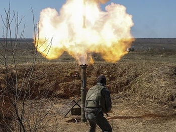 Боевики всю ночь обстреливали Троицкое фото