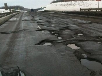 В Запорожской области отремонтируют только половину ям фото