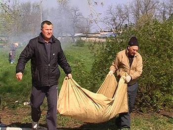 Достойно внимания: Мелитопольцы самоорганизовались и навели чистоту во дворах фото