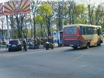 Пьяный боевик совершил ДТП в Донецке, после чего стрелял в водителя фото