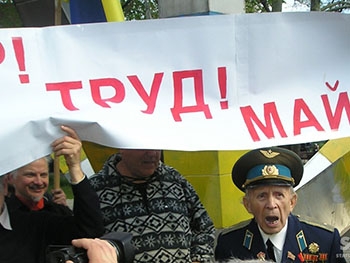 В Харькове произошли столкновения между участниками первомайского митинга и проукраинской акции фото