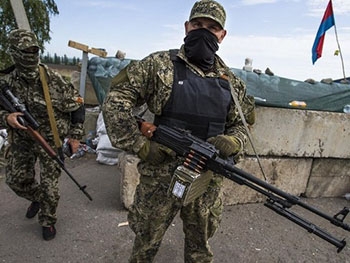 Боевики вновь обстреляли украинских бойцов из запрещенного оружия фото