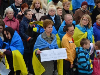 Тысячи мариупольцев выразили протест против вывода войск из Широкино фото