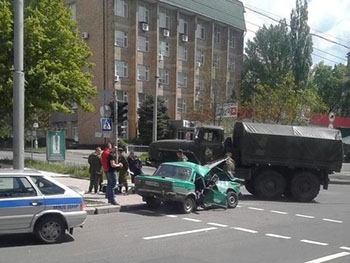 Военный грузовик ДНР насмерть раздавил двух человек в легковушке фото