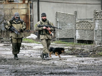 У захваченных в плен российских военных оказались при себе бесшумные автоматы фото