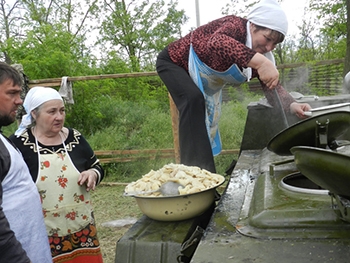 Жены священников и прихожанки храмов согрели души солдат в День матери фото