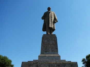 В Запорожской области свалили памятник Ленину фото