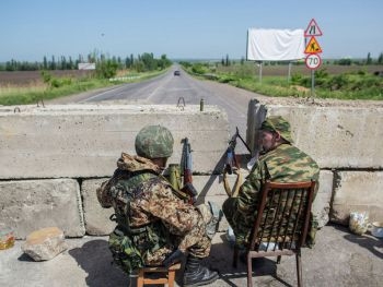 В Донецке во время обстрела разрушили дом фото