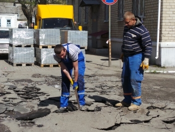 Укладку плитки на тротуарах центральных улиц в срок начать не удастся фото