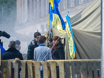 В центре Москвы вырос Евромайдан с горящими шинами фото