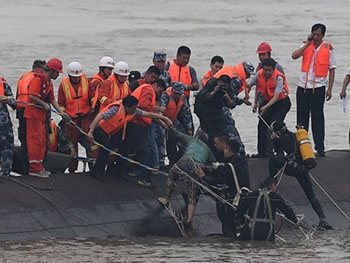 В Китае подняли со дна затонувший корабль фото