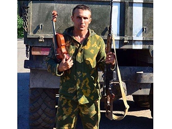 Пропавшего украинского военного нашли мертвым закованным в наручники фото