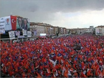 В Турции на митинге прозвучали взрывы фото
