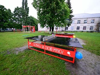 В Мелитополе начали монтировать спортплощадку от фонда Кличко фото