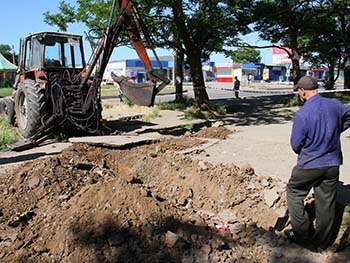 На Дзержинского тепловики меняют проблемный участок сети фото