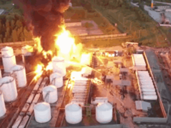 На Киевщине горит нефтебаза: цистерны с топливом продолжают взрываться  фото