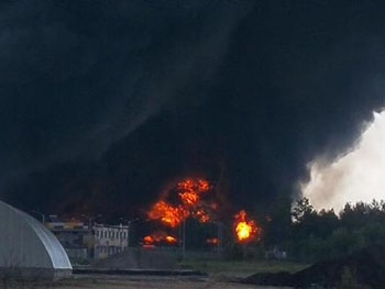 При тушении пожара на нефтебазе под Киевом погибли уже четверо пожарных фото