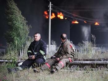 Во время пожара на нефтебазе погибли 30 спасателей - СМИ фото