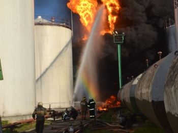 В Киевской области возобновился пожар на нефтебазе фото