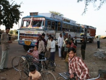В Индии автобус рухнул с дамбы фото