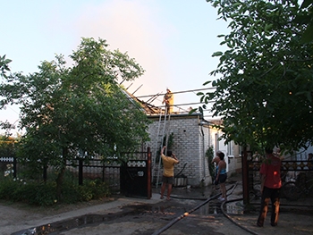 Специалисты еще не установили причину пожара в доме по ул. Белякова фото