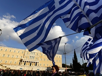 Греки за день вывели из банков почти миллиард евро фото
