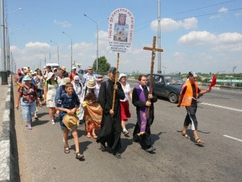 Католики-пилигримы из Мелитополя традиционно отправляются в христианский паломнический ход фото