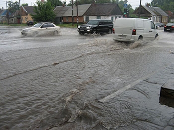 Главный проспект Запорожья ушел под воду фото