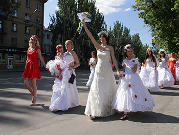 В День молодежи и День Конституции Украины в Мелитополе черешневые невесты пройдут парадом фото