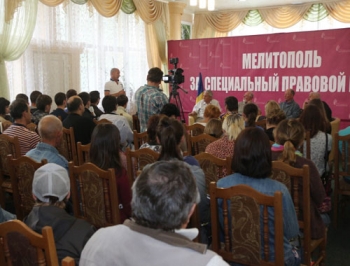 Достойно внимания: В Мелитополе общественности представили проект закона о специальном правовом режиме Запорожской области фото