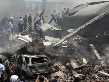 В Индонезии разбился военно-транспортный самолет, десятки жертв  фото