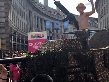 Гей-парад в Лондоне возглавил полуобнаженный Путин на танке с надувным автоматом фото