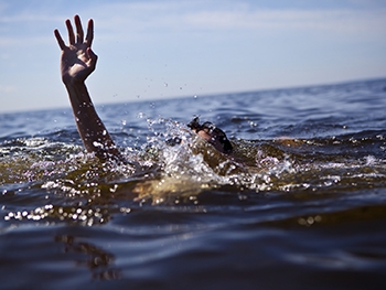 В Кирилловке утонул 22-летний парень из Запорожья. Еще двух курортников удалось спасти фото