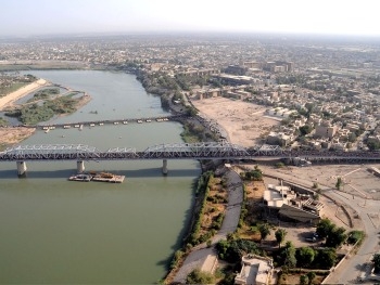 Из военного самолета над Багдадом выпала бомба фото