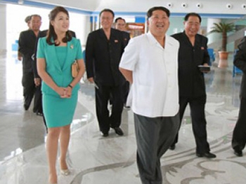 Северокорейский диктатор показал на людях свою жену фото