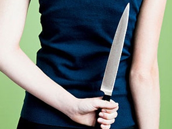 В Бердянске девушка бросилась с ножом на отчима фото