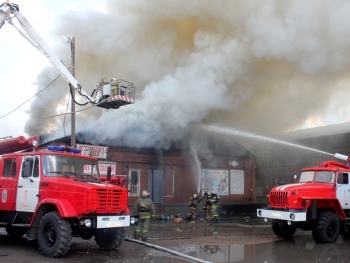 В Хмельницком горело здание кондитерской фабрики фото