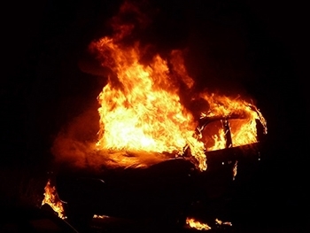 Ночью на Фучика горел автомобиль фото