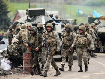 Боевики обстреляли колону украинских военных фото
