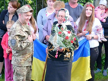 Боец из Прикарпатья, который 269 дней провел в плену, вернулся домой фото