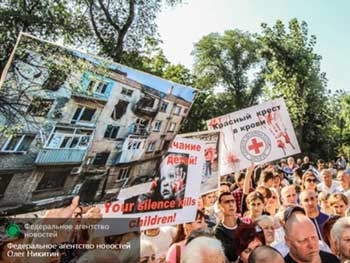 В Донецке митинг: жители окружили миссию ОБСЕ фото