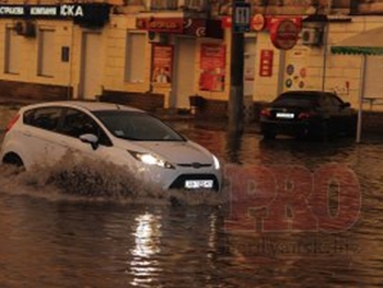 Из-за сильного ливня Бердянск ушел под воду фото