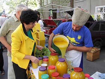 Спас в Медовом городе: можно запастись медом с пасеки фото