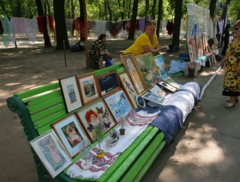 На выходных в парке: вернисаж, стихи, танго под музыку духового оркестра фото