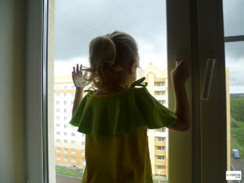В Николаеве спасли семилетнюю девочку, которая хотела выпрыгнуть с восьмого этажа фото