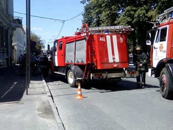 В Харькове неизвестные штурмуют офис Оппозиционного блока фото